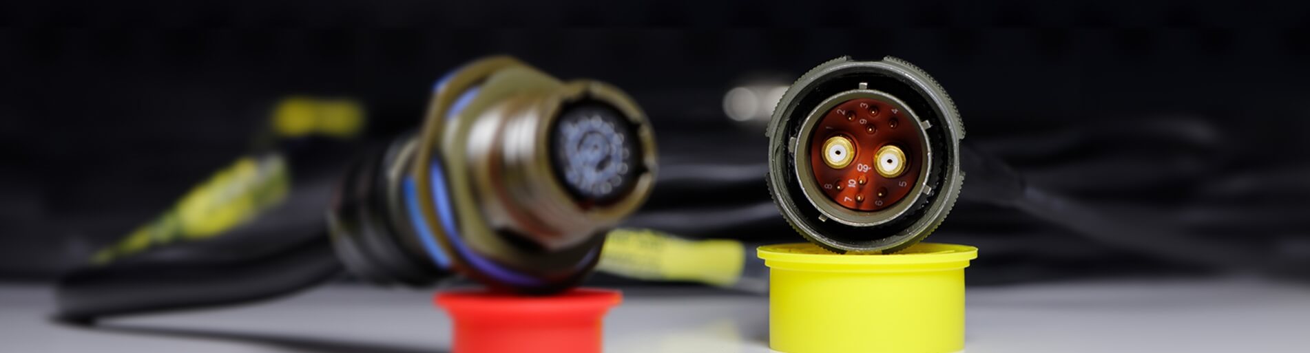 Konnektör Nedir? Konnektörler, elektronik cihazlar arasında elektrik akımı ve sinyal iletimi sağlayan, çeşitli şekil ve boyutlarda tasarlanmış bağlantı bileşenleridir.